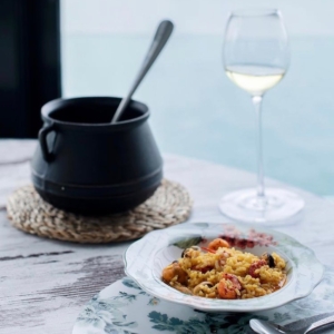 Plato de arroz recién servido del caldero