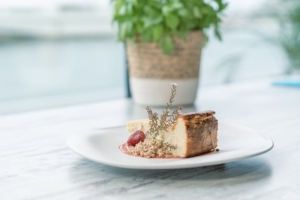 Plato con tarta de queso azul