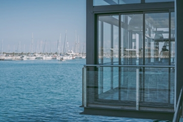 Cómo celebrar una comida familiar con vistas al mar