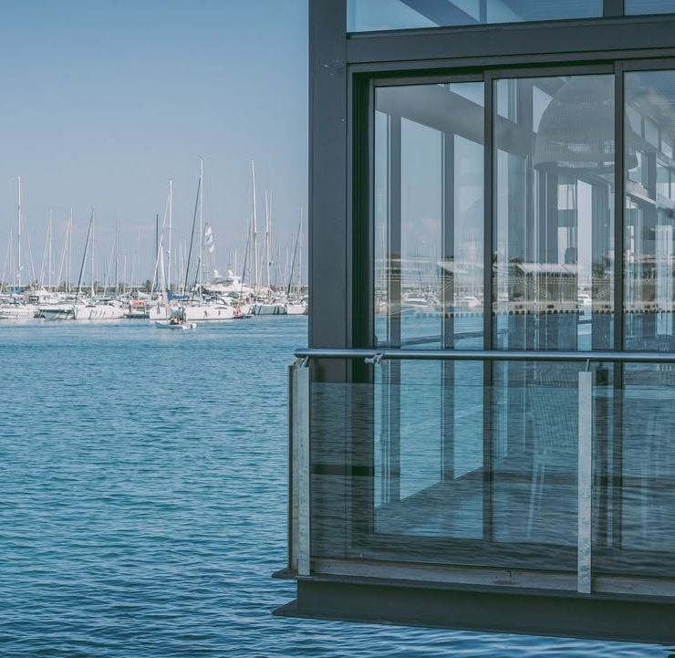 Cómo celebrar una comida familiar con vistas al mar