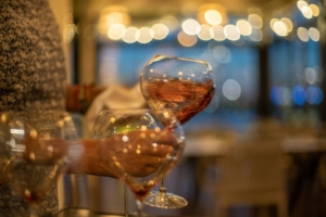 Copa de vino rosado en ambiente elegante.