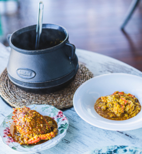 Caldero tradicional valenciano con arroz y marisco.