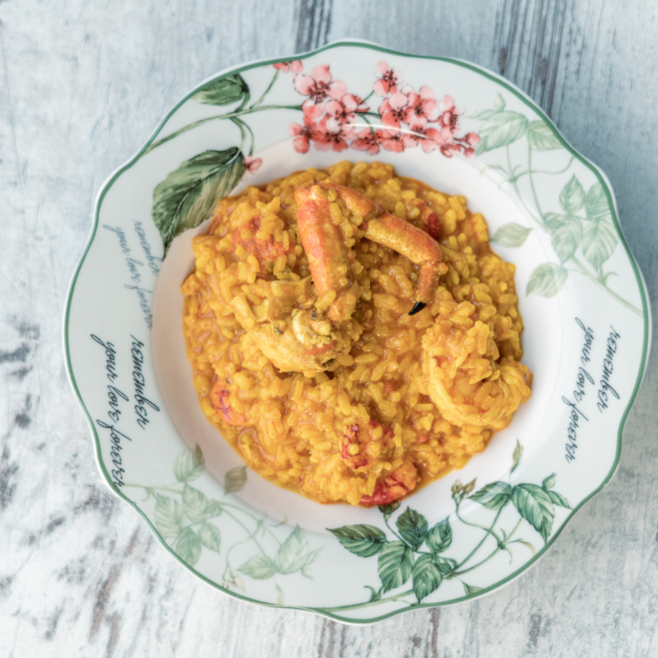 Disfruta de una comida típica valenciana con platos llenos de tradición