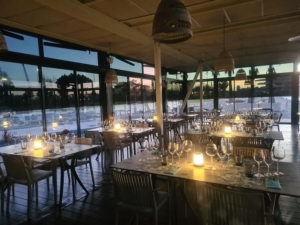 Interior elegante del Restaurante Albacora al atardecer.