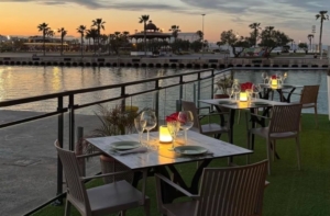 Restaurante romántico junto al mar