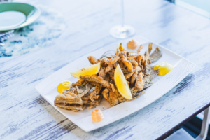 Pescado frito mediterráneo en Albacora