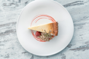 Tarta de queso azul con frutos rojos