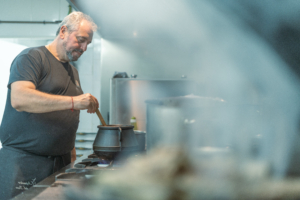 Chef preparando caldero de arroz en cocina Albacora