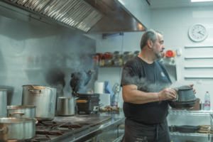 Chef Alejandro del Toro cocinando en Albacora